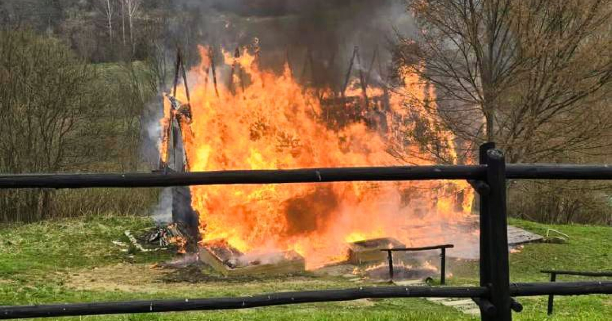 Pożar drewnianego budynku w Bieszczadach [ZDJĘCIA]