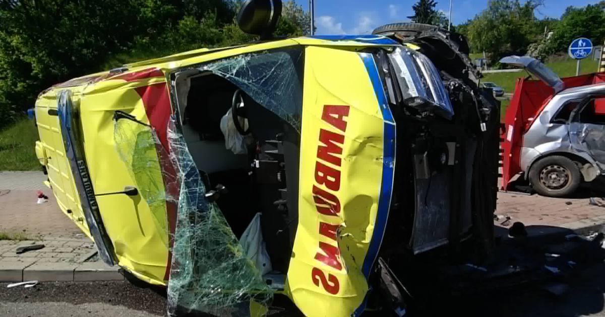 Tragiczny wypadek w Przemyślu: W zderzeniu z karetką zginął kierowca osobówki [ZDJĘCIA]