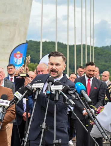 Burmistrz Sanoka z nagrodą „Skrzydła Rozwoju Biznesu”