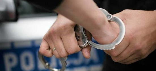 Pobicie 20-latka w Prusieku. Policja zatrzymała sześciu młodych mężczyzn