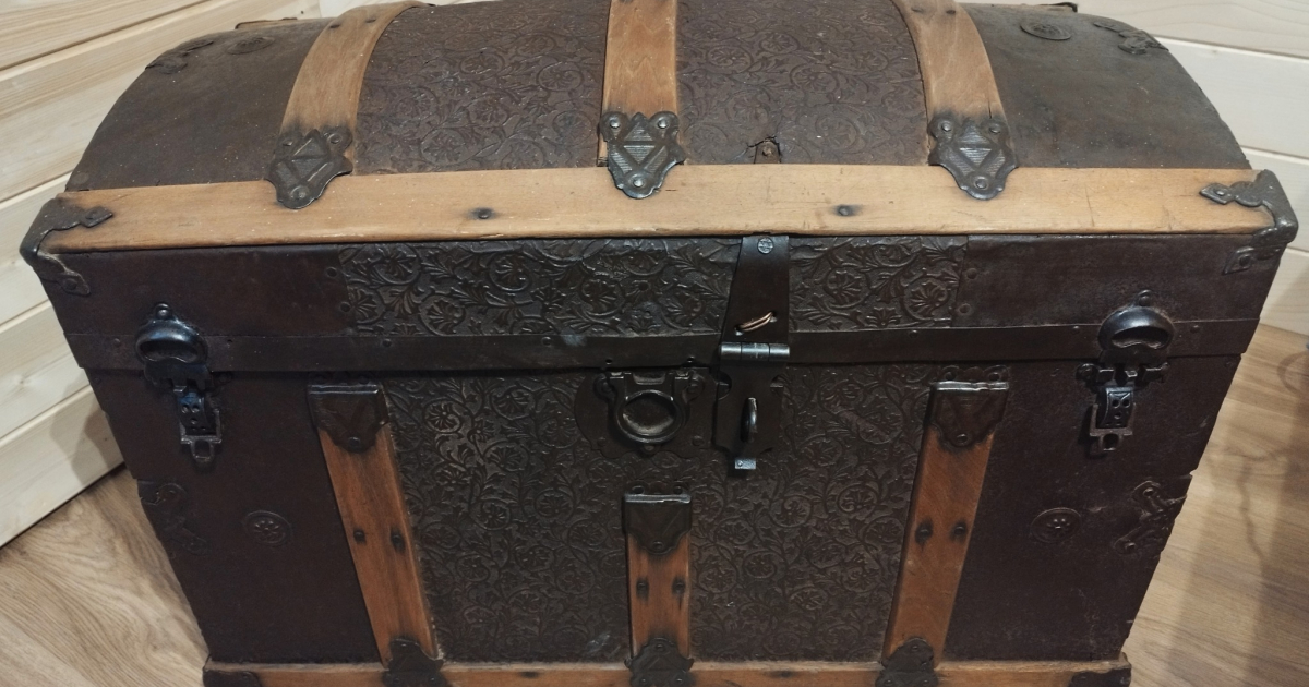 Skarb z przeszłości w sanockim skansenie. Wyjątkowy kufer wzbogacił zbiory muzeum [ZDJĘCIA]