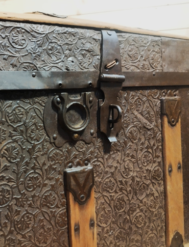 Skarb z przeszłości w sanockim skansenie. Wyjątkowy kufer wzbogacił zbiory muzeum [ZDJĘCIA]