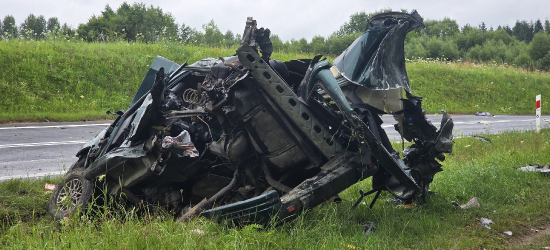 Makabryczny wypadek w Bykowcach. Z samochodu pozostały strzępy (VIDEO, ZDJĘCIA)