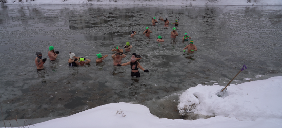 SANOK: Gdy inni uciekają przed zimą, oni wchodzą do wody. Wesołe Morsy HIPOTERMIA w akcji [VIDEO, ZDJĘCIA]