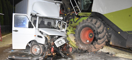 REGION: Zderzenie dostawczego iveco z kombajnem (FOTO)