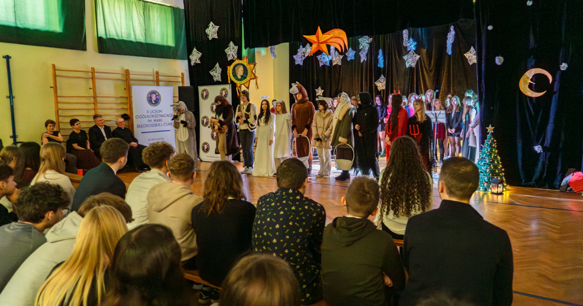 Kolędy, życzenia i Betlejemskie Światło Pokoju. Jasełka w II LO w Sanoku