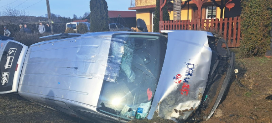 NIEBOCKO: Wypadek busa w Niebocku. Dwie osoby trafiły do szpitala [ZDJĘCIA]