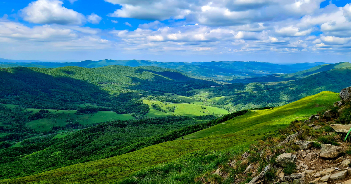 BIESZCZADY: Nielegalne wejście na pas drogi granicznej. Apel do turystów