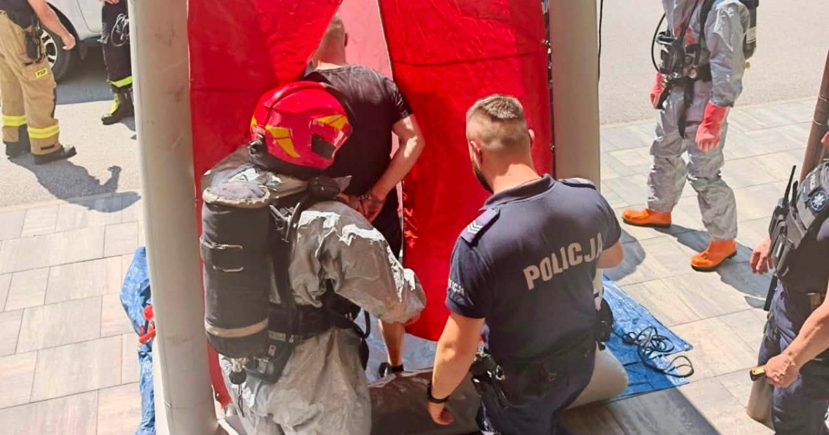 Strażacy z Leska ćwiczyli działania podczas zagrożenia chemicznego w szkole