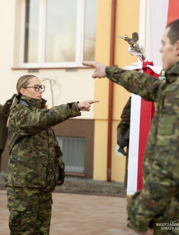 „Dumnie patrzymy w przyszłość, pamiętamy o przeszłości”. Ślubowanie nowych funkcjonariuszy BiOSG [VIDEO]
