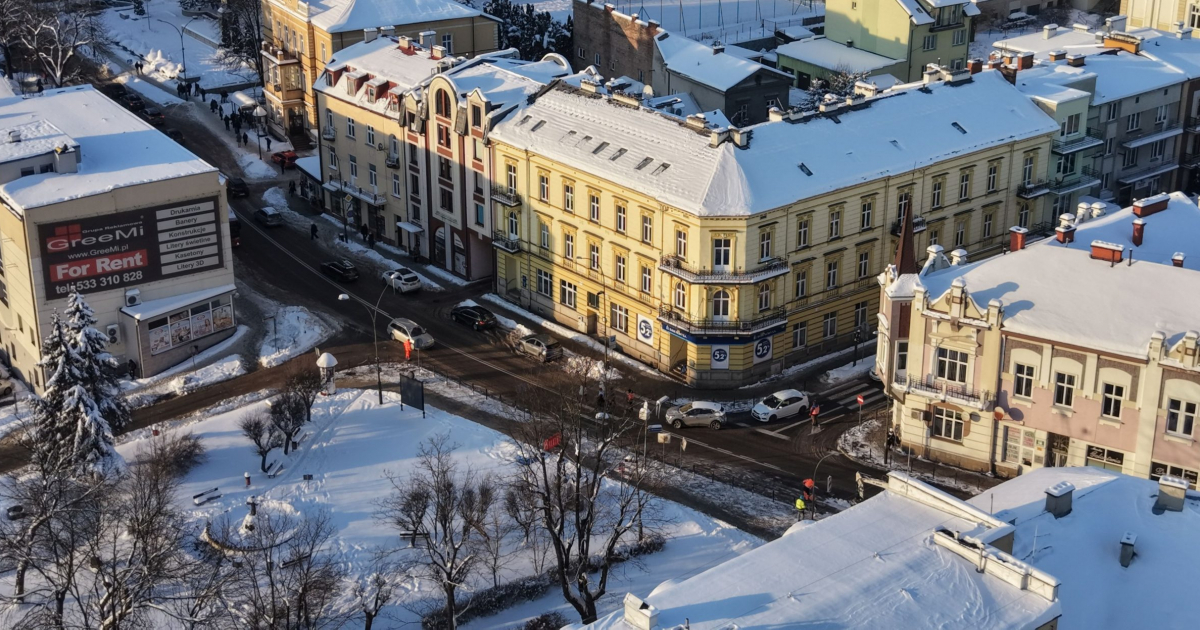 SANOK: Akcja odśnieżania dróg powiatowych. Kierowcy, uważajcie! [VIDEO, ZDJĘCIA Z LOTU PTAKA]