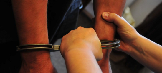 USTRZYKI DOLNE: 35- latek rozbił szybę w lokalu po czym ukradł gotówkę i terminal płatniczy