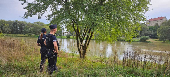 Policjanci monitorują poziom wód w rzekach (ZDJĘCIA)