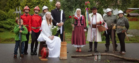 Weselny klimat lat 50. w Wujskiem. Tradycyjne obrzędy, muzyka i powrót do przeszłości [VIDEO, ZDJĘCIA]