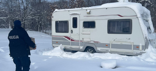Dzielnicowi nie zostawiają nikogo bez pomocy. Policyjne wsparcie podczas mrozów