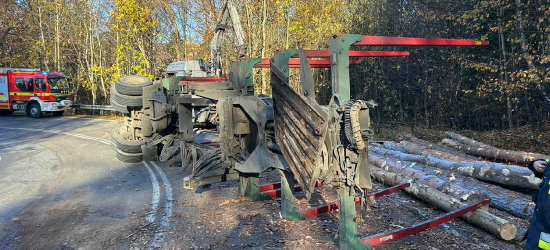 POLSKA112: Przewróciła się naczepa z drewnem. Zdarzenie drogowe na DK28 (ZDJĘCIA)