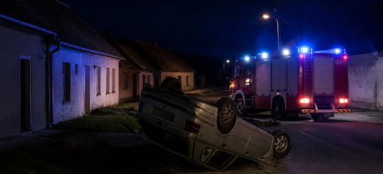 Nocna akcja służb w Besku. Samochód wywrócony na dach