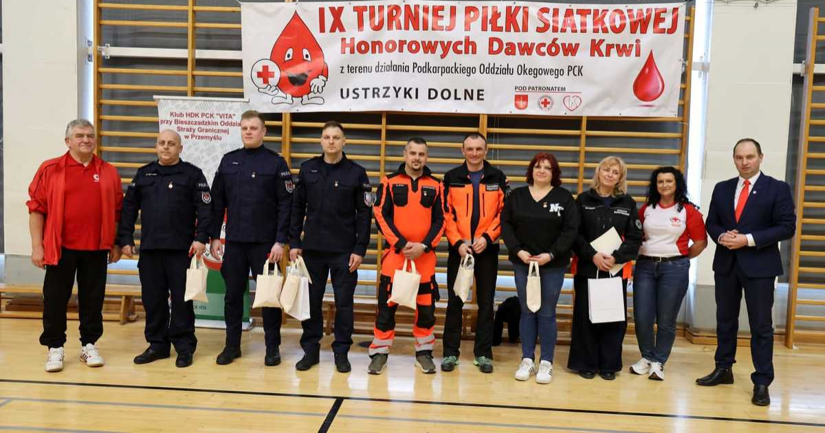 USTRZYKI DOLNE: Siatkarski bój i krew, która ratuje życie. Policjanci z odznaczeniami! [ZDJĘCIA]