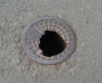 INTERWENCJA: „Dziecko wpadło w dziurę w małej studzience kanalizacyjnej. Czy ktoś to w końcu naprawi?” (ZDJĘCIE)
