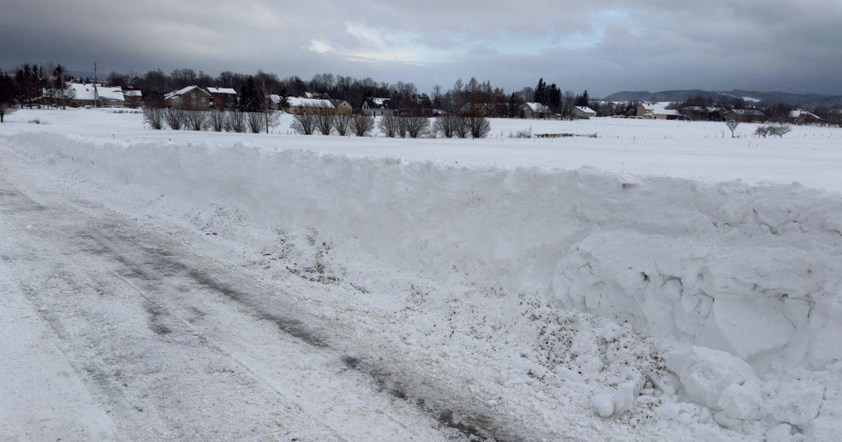 Zamiecie i zaspy paraliżują drogi w powiecie sanockim. Trudne warunki na Podkarpaciu [VIDEO, ZDJĘCIA]