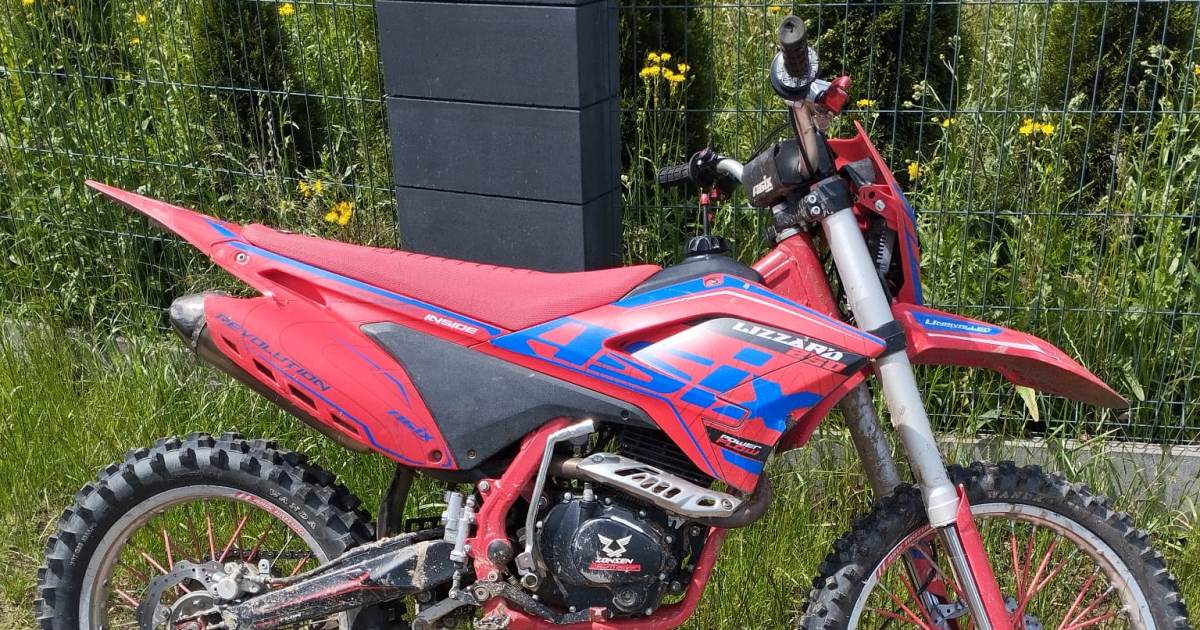 BRZOZÓW: 14-latek na crossie uderzył w ogrodzenie. Trafił do szpitala