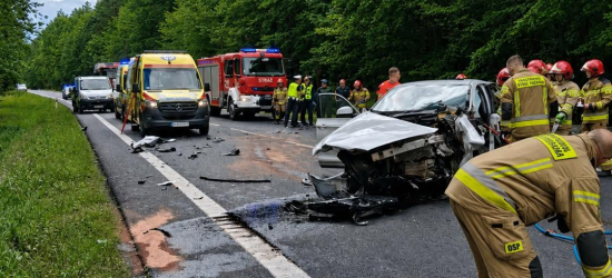 TRAGEDIA W GŁOGOWIE MAŁOPOLSKIM! Czołowe zderzenie BMW z Kią. Dwie osoby zginęły na miejscu [FOTO]
