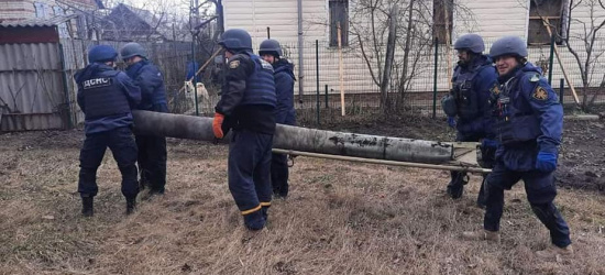 UKRAINA: Usuwają pociski, dostarczają wodę, gaszą pożary (ZDJĘCIA)