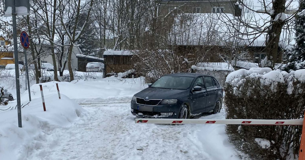 PARKOWANIE PO SANOCKU: Samochód zablokował wjazd i wyjazd z parkingu [FOTO]