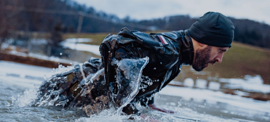 Hipotermia, lodowata woda i ekstremalne warunki. Intensywne szkolenie żołnierzy w Rajskiem [ZDJĘCIA]
