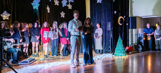 Kolędy, życzenia i Betlejemskie Światło Pokoju. Jasełka w II LO w Sanoku