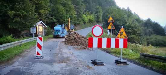 Rozpoczęły się prace przy osuwisku. Zamknięta droga w Dębnej (ZDJĘCIA)