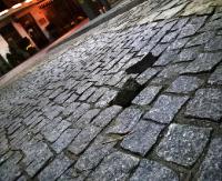 INTERWENCJA: „A kostka ponownie opuszcza okolice Placu św. Michała” (ZDJĘCIA)