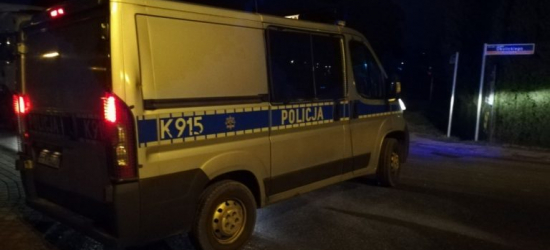 LESKO: 6-latek w samej bieliźnie błąkał się samotnie po nocy. Matka spała pijana