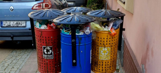 INTERWENCJA: Zalegające śmieci na deptaku w środku sezonu (ZDJĘCIA)