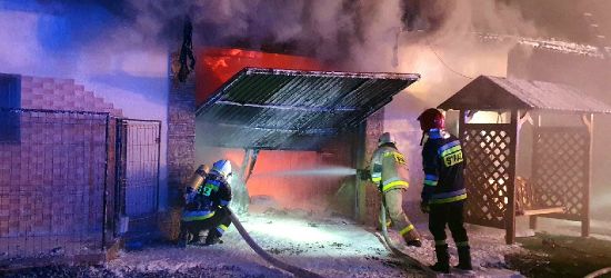 STARA WIEŚ: Pożar garażu przylegającego do zamieszkałego domu. Skuteczna akcja strażaków (ZDJĘCIA)
