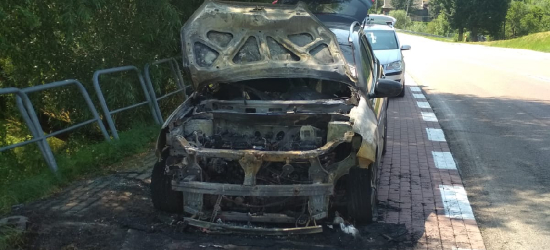 Pożar samochodu w Baryczy. Przyczyną instalacja elektryczna [ZDJĘCIA]