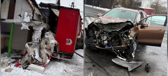 JASŁO: „Drogowy pojedynek” Rumuna i Bułgara. Ciężarówka wpadła w budynek po zderzeniu z osobówką [ZDJĘCIA]