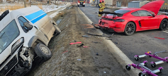 PILNE! Karambol trzech pojazdów w Wyżnem. Porsche wpadło pod ciężarówkę [ZDJĘCIA]