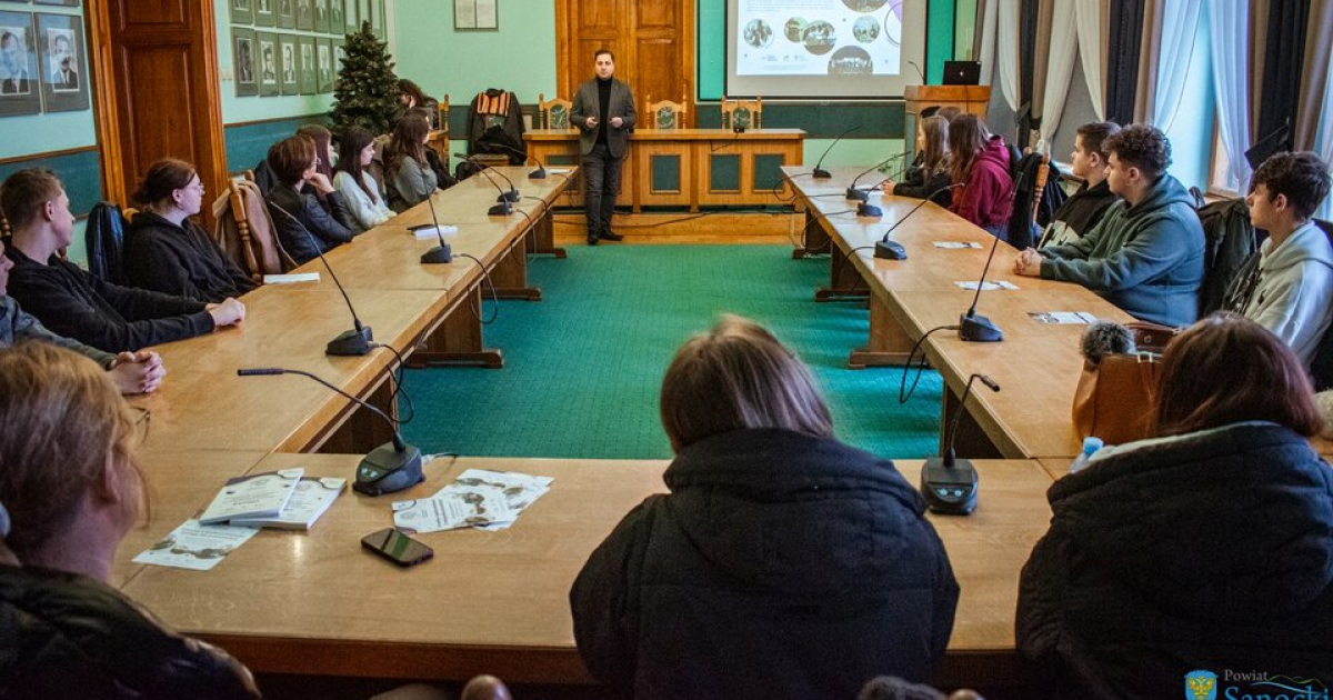 SANOK: Aktywność obywatelska w praktyce. Spotkanie młodzieży w Sali Herbowej