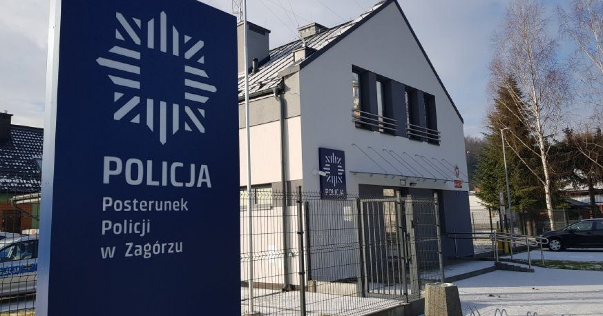 Seniorka z Mokrego potrzebowała pomocy. Policjanci weszli do domu siłowo