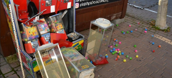 Okradli automat do gier. Zabrali blisko 3 tys. zł i zabawkowe kulki! (FOTO)