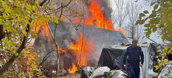 Policjanci uratowali psa uwięzionego przy płonącym budynku (FOTO)