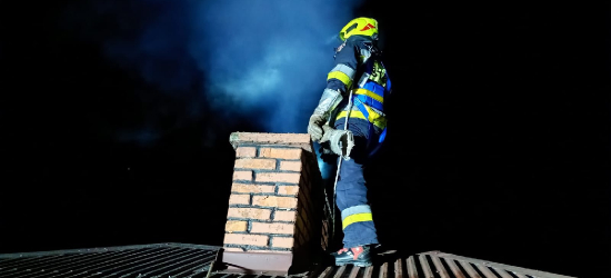 Pożar sadzy w kominie w Mchawie. Strażacy działali przez ponad dwie godziny