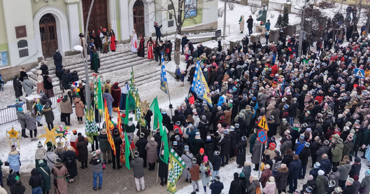 SANOK: „Trzej Królowie znów przynieśli nam radość”. Orszak Trzech Króli na ulicach miasta [VIDEO, ZDJĘCIA]
