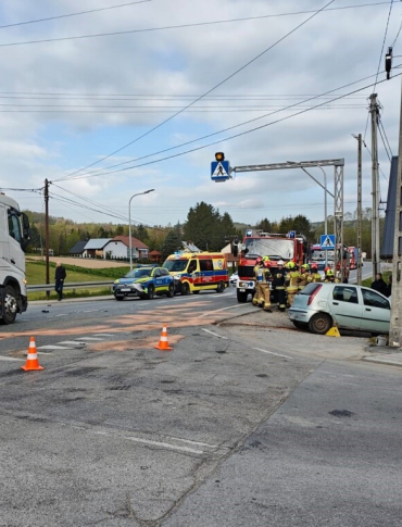 POŁOMIA: Groźny wypadek na DK19. Fiat uderzył w budynek [FOTO]