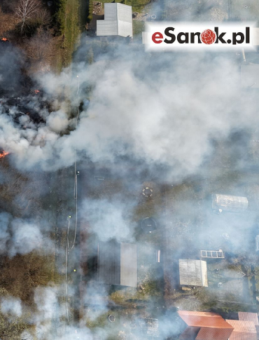SANOK: Groźny pożar przy ul. Gajowej! Ogień o krok od ogródków działkowych [VIDEO, ZDJĘCIA Z LOTU PTAKA]