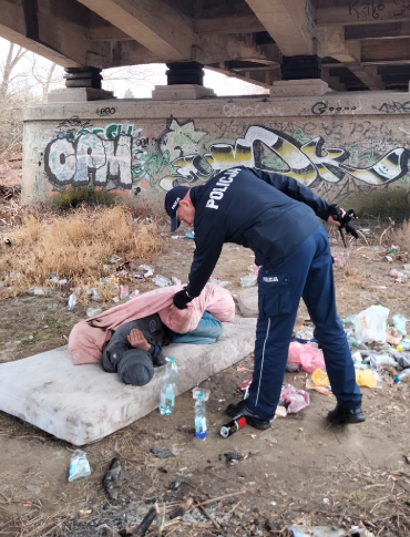PODKARPACIE: Mroźne noce wciąż groźne. Policjanci uratowali mężczyznę przed wychłodzeniem