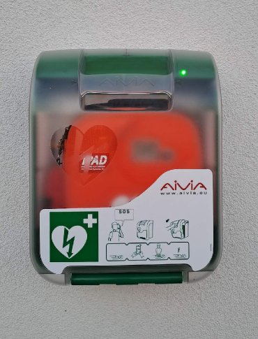 Nowy defibrylator AED w gminie Zarszyn. Urządzenie ratujące życie trafiło Nowosielec
