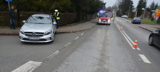 REGION. Zderzenia toyoty z mercedesem. Pojazd wjechał na chodnik i potrącił pieszego! (ZDJĘCIA)