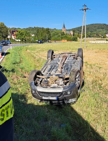 TRZESIONÓW. Stracił panowanie nad Fiatem i dachował [ZDJĘCIA]